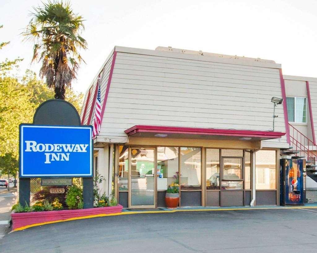 Signature Inn Юджийн Екстериор снимка
