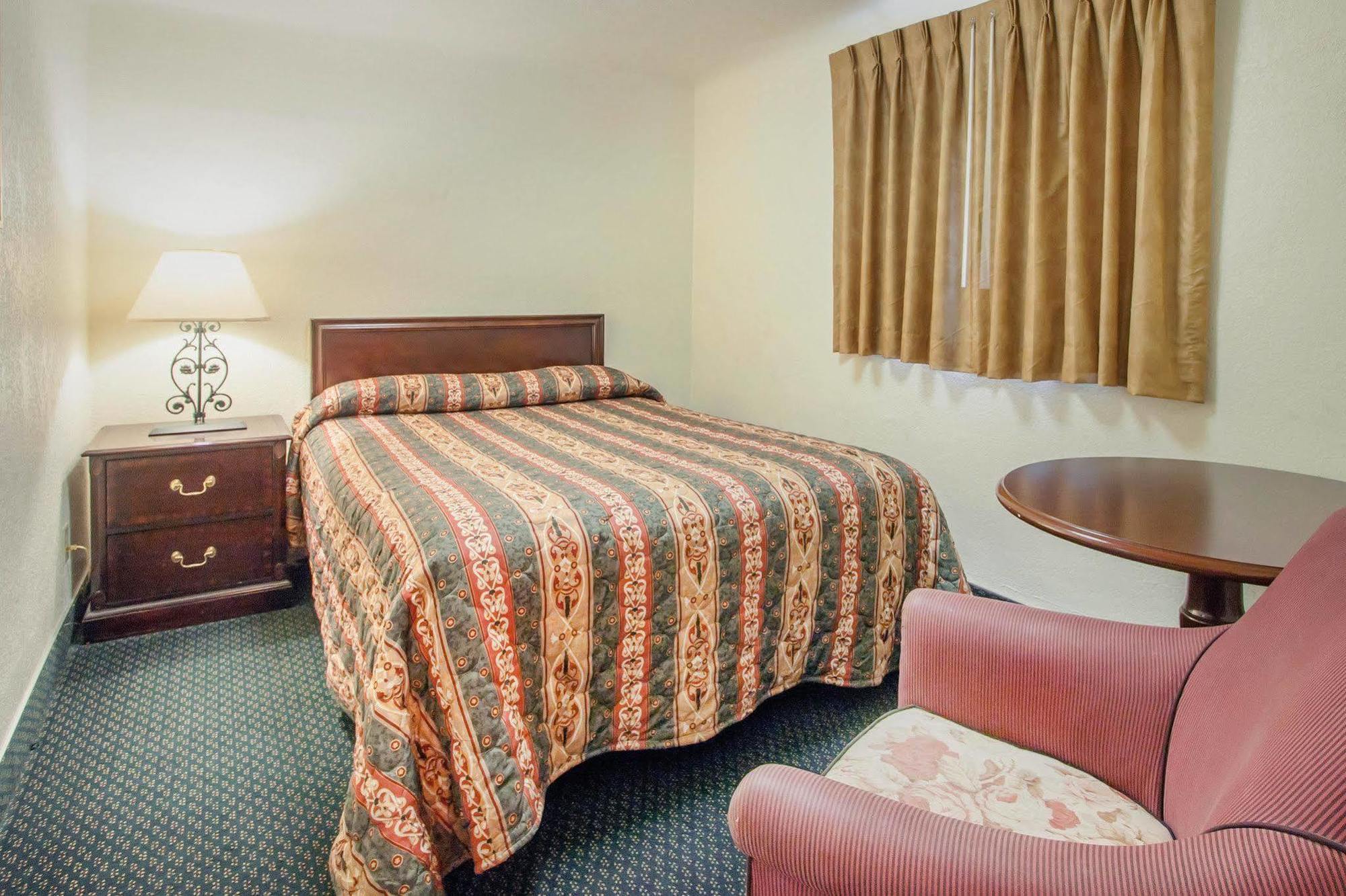 Signature Inn Юджийн Екстериор снимка